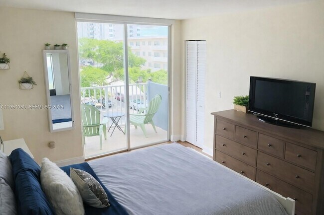 Building Photo - 1801 S Treasure Dr