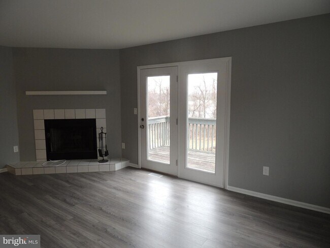 Building Photo - 404 Pinebrooke Cir