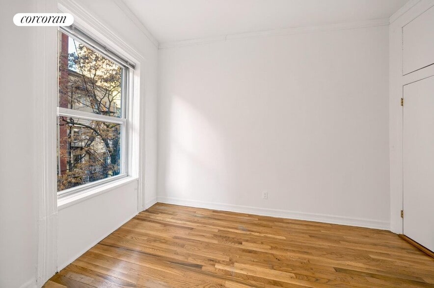 Building Photo - 120 E 19th St