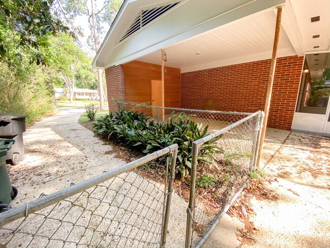 Building Photo - Beautiful Brick Home Off W. Tharpe Street ...