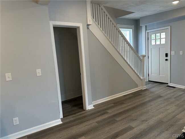 Building Photo - 309 Oak St