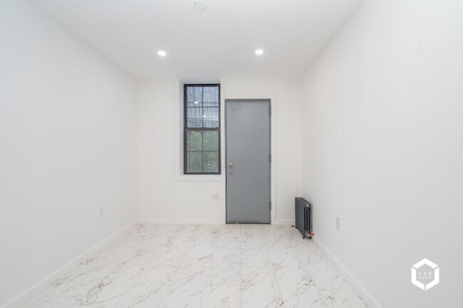 Building Photo - 2 bedroom in JAMAICA NY 11433