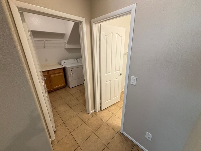 Building Photo - Gorgeous 6Bed/5Bath/4Car, 2-Story Home located in the Mountains Edge