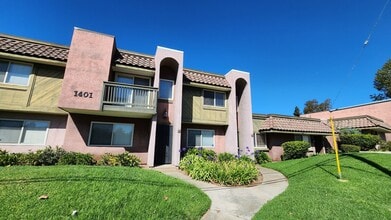Building Photo - 2 Bed Unit In Somerset Woods Community