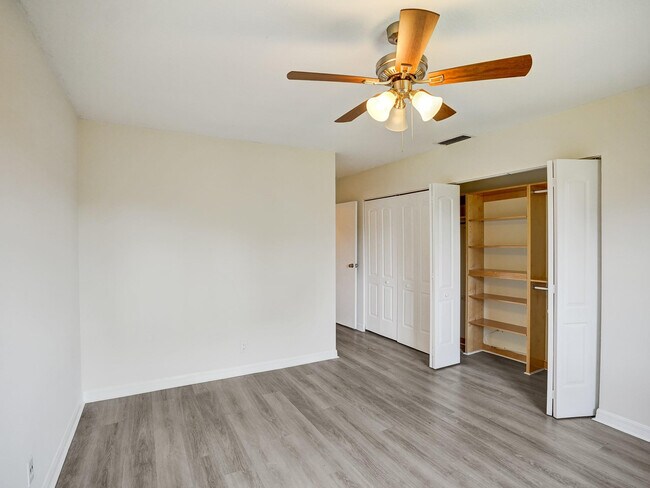 Building Photo - 930 SW 9th St Cir