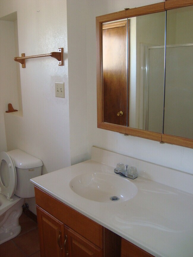 Building Photo - Refrig A/C 3bed/2bath!
