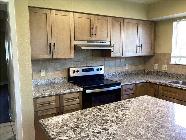 Building Photo - 15831 Bazelbriar Ln