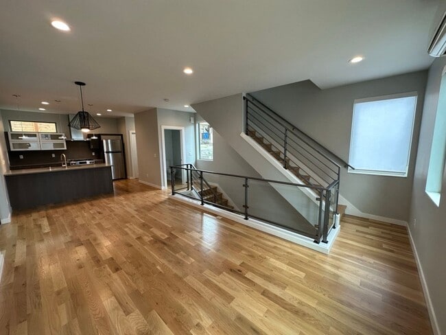 Building Photo - 3Bd/3.25Ba Seattle House