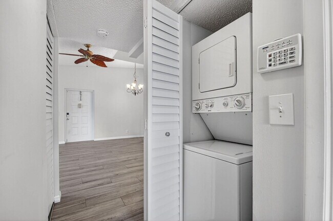 Building Photo - 812 Sky Pine Way