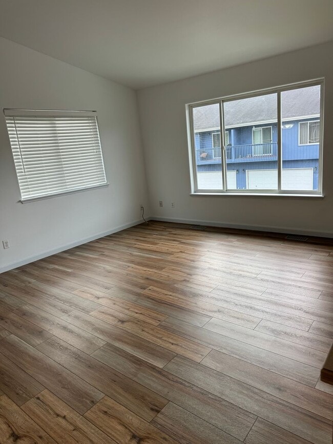 Building Photo - Beautifully updated 3 bed/2 bath townhome