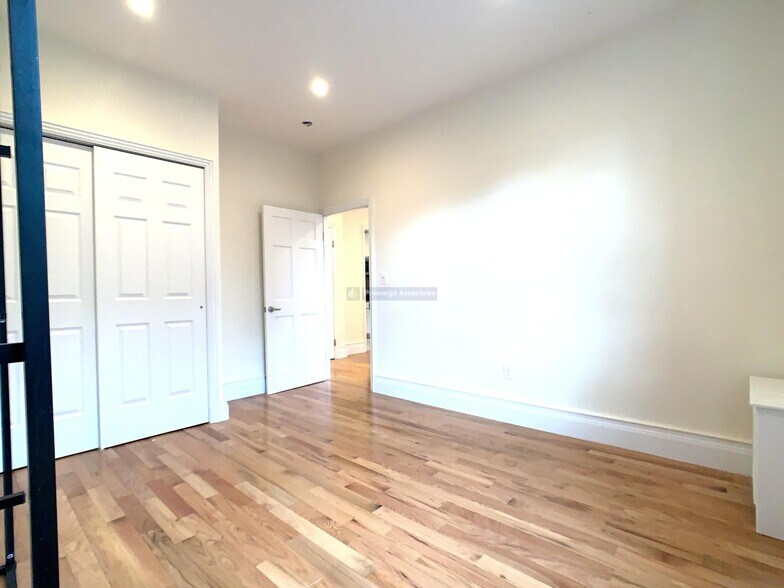 Building Photo - 41-47 Saint Nicholas Terrace