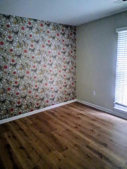 Building Photo - 3930 Saxonbury Way