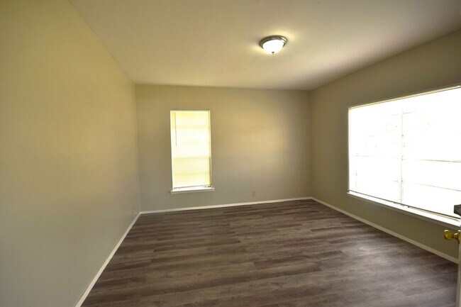 Building Photo - 2909 Bonham St