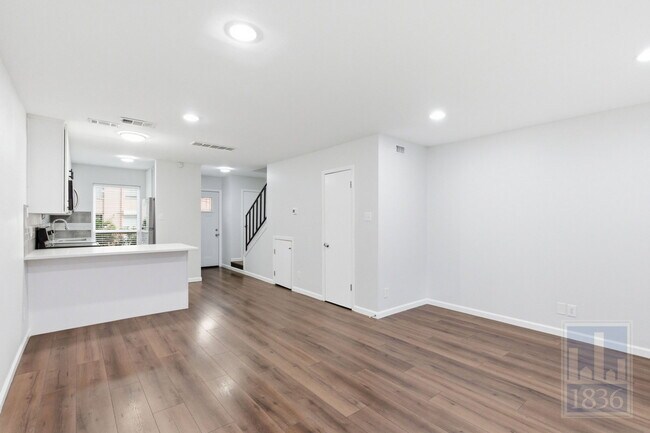 Building Photo - 3820 Southway Dr