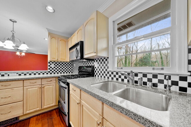 Building Photo - 253 Valley Ridge Dr