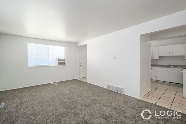Building Photo - 1610 Ivy Cir