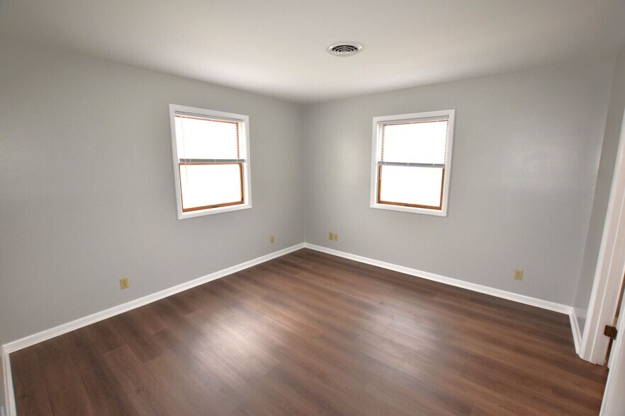 Building Photo - 13 SE 2nd St