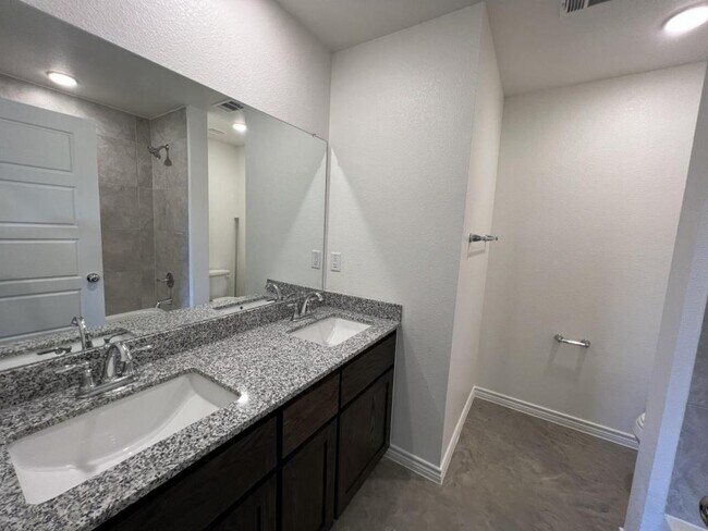 Building Photo - 113 Wind Ridge Dr