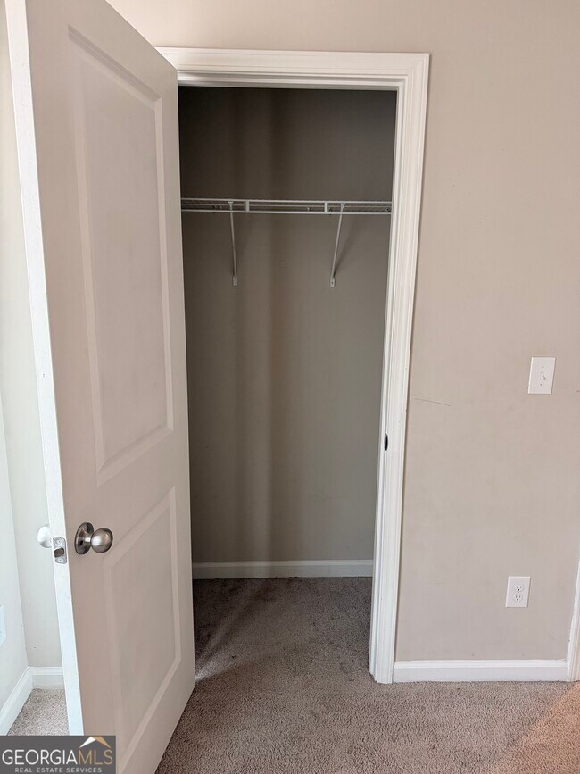 Building Photo - 725 Cole Dr