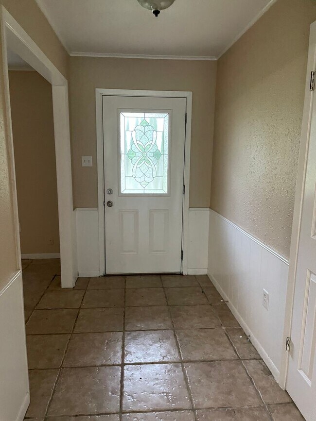 Building Photo - 3/2/2 plus bonus room WOISD