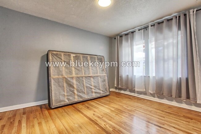 Building Photo - 3 Bed, 2 Bath Home Near Mill City Park in Portland