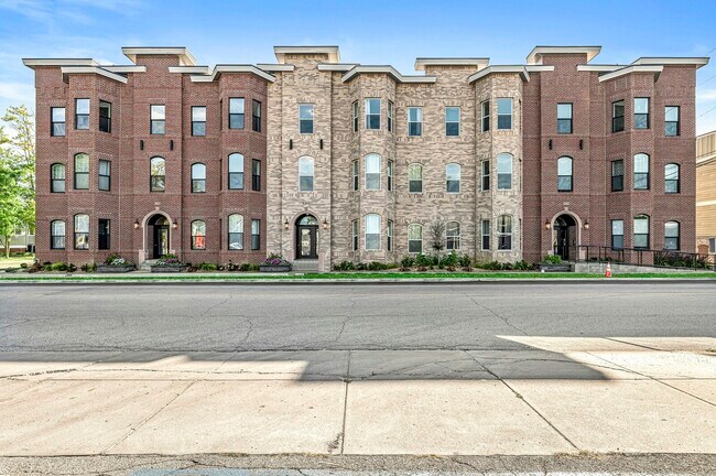 Building Photo - 230 N 10th St