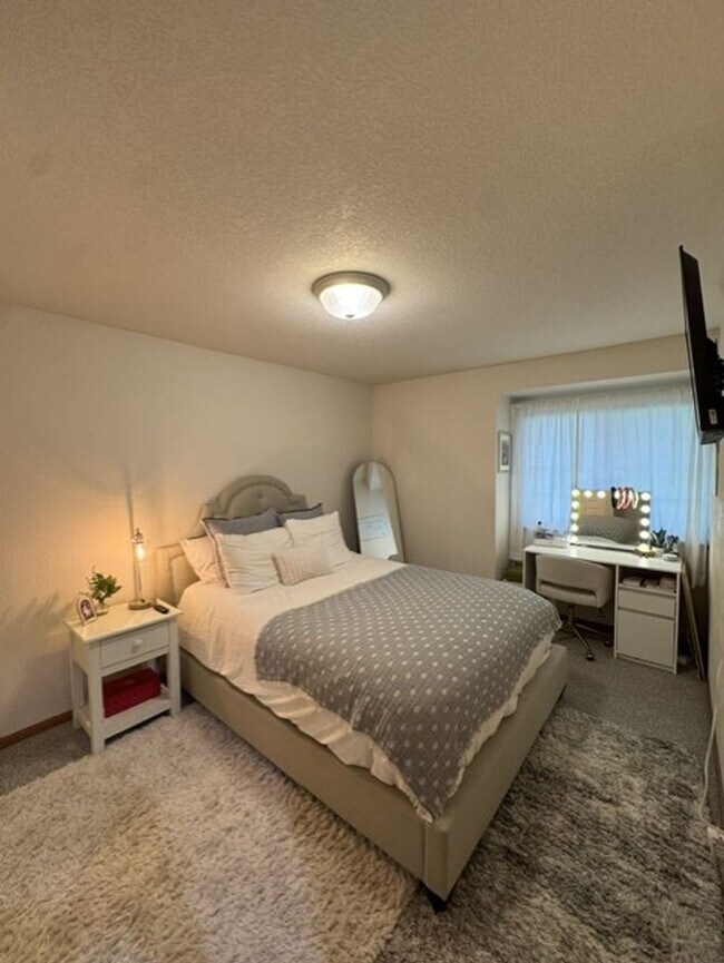 Building Photo - Relax and Unwind in This Beautiful Gig Harbor Rental