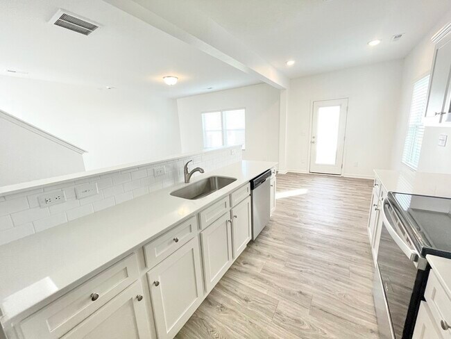 Building Photo - BEAUTIFUL 3 br paired home with attached garage, close to I-77 and I-40