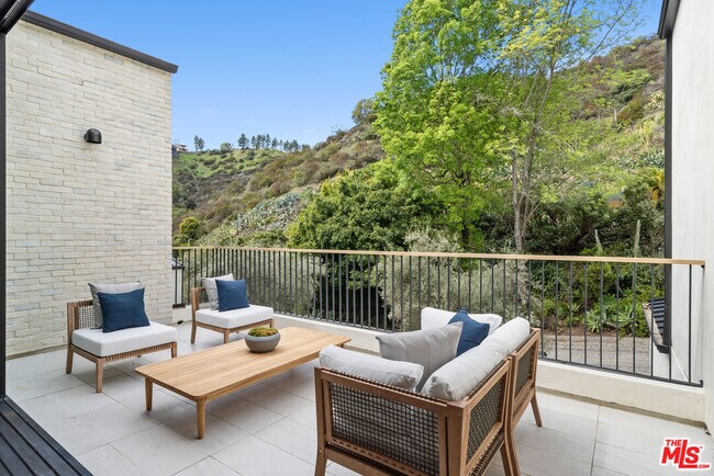 Building Photo - 10950 Verano Rd