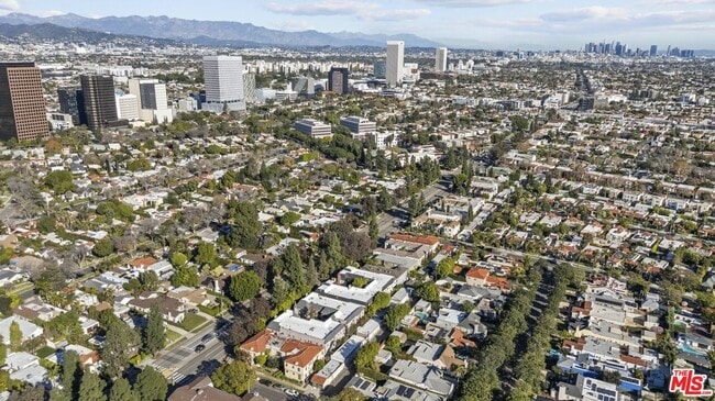 Building Photo - 6542 1/2 W Olympic Blvd