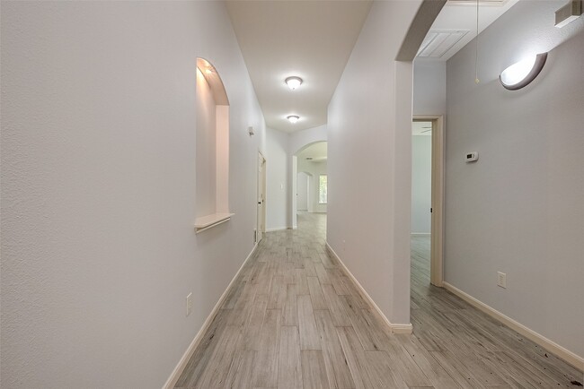 Building Photo - 18302 N Elizabeth Shore Loop