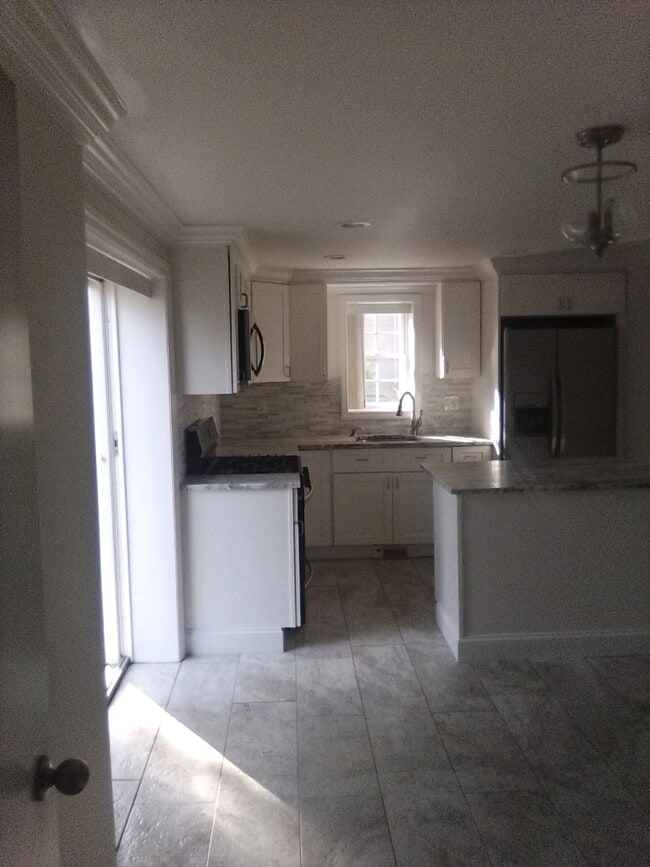 Building Photo - 8 Sunburst Dr