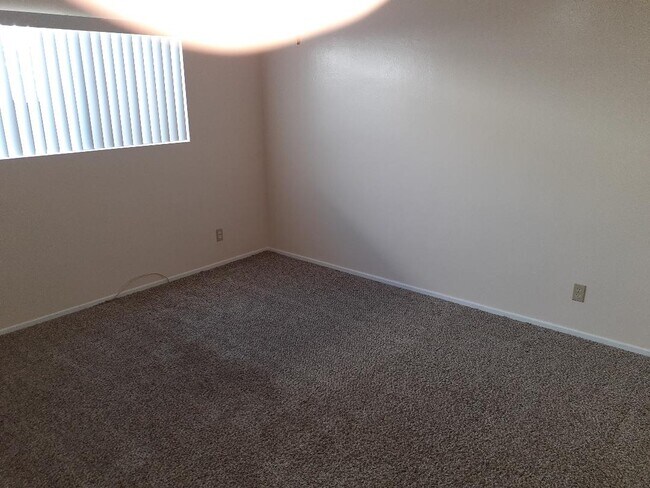 Building Photo - 15414 Larch Ave