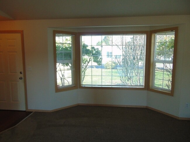 Building Photo - Enjoy Easy Living in Cascade Park with a Private Fenced Backyard