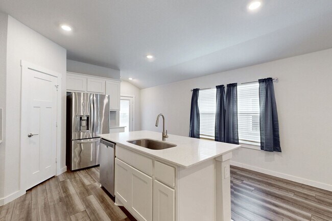 Building Photo - 3 Bedroom, 2 Bath in Midtown Subdivision C...
