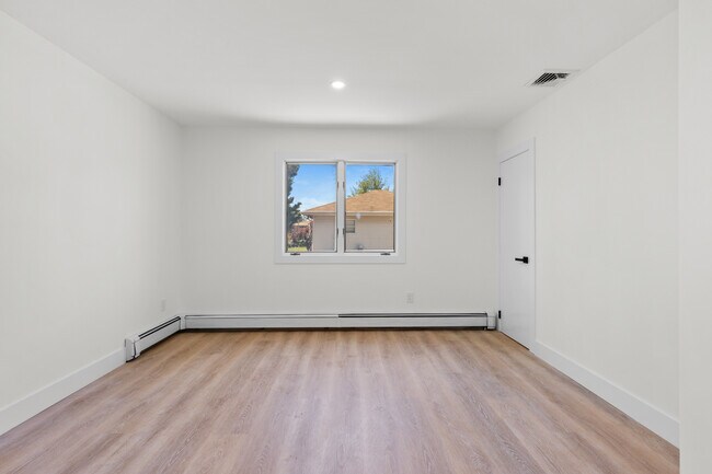 Building Photo - 302 E Harriet Ave