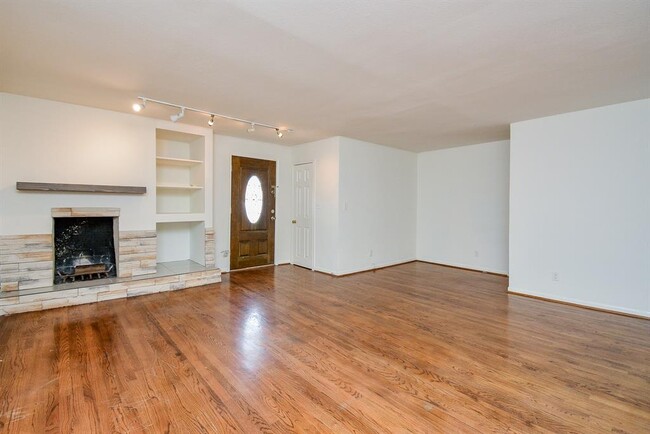 Building Photo - 917 S Ripple Creek Dr