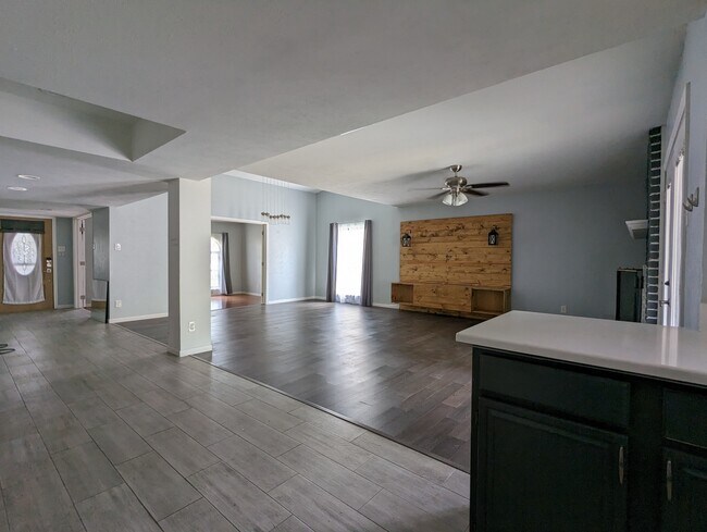 Building Photo - 944 Mossvine Dr