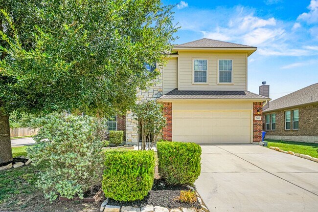 Building Photo - New Braunfels Beauty with plenty of SPACE!