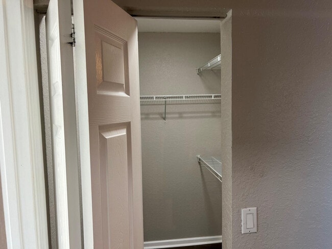 Building Photo - 4926 Ave