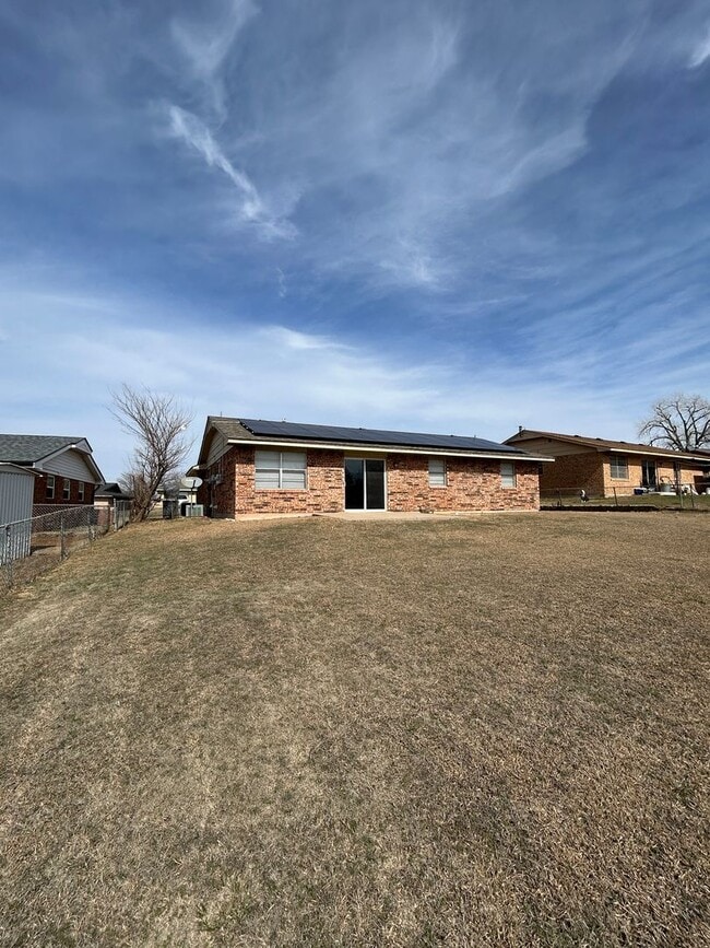 Building Photo - 3 bedroom NOW AVAILABLE in the MAC school ...