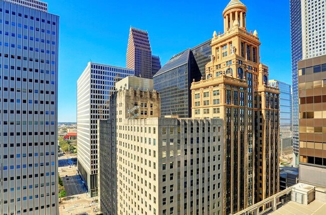 Building Photo - 914 Main St