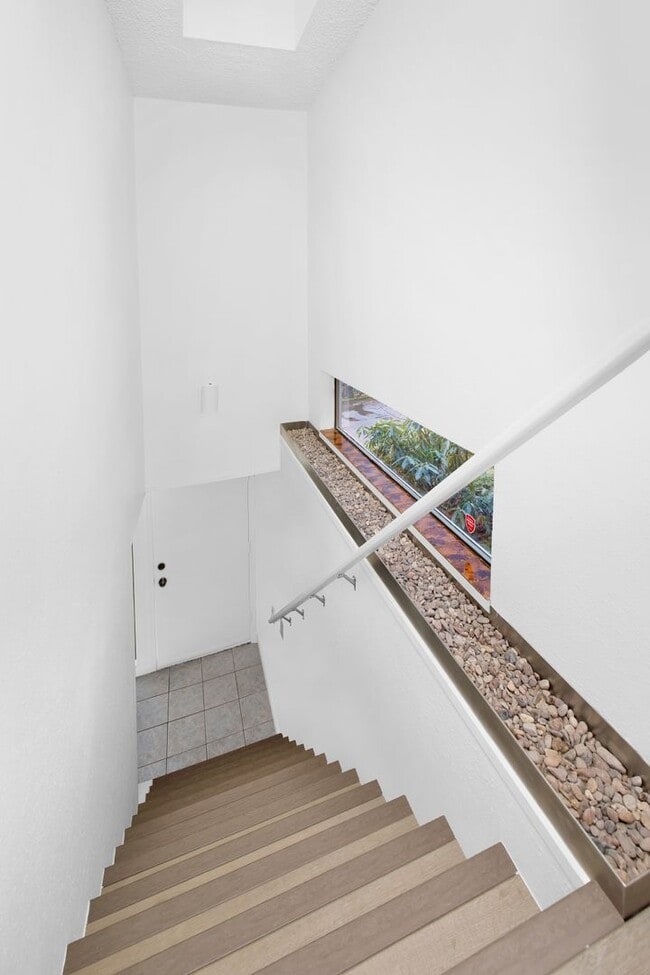 Building Photo - Privacy without the yard work - 3 Bedroom South Seattle Townhouse (Secure before the new year!)