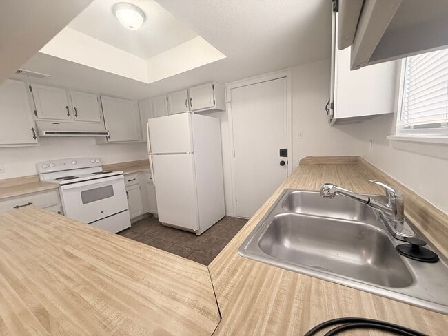 Building Photo - 3155 Posada Ct