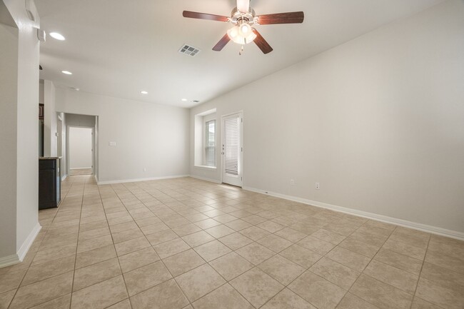 Building Photo - AVAILABLE NOW! 2 BEDROOM HOME LOCATED IN S...