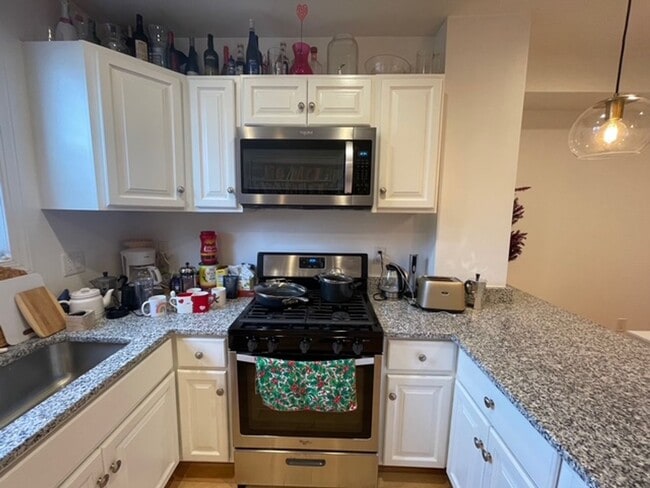 Building Photo - Stylishly Renovated 3 bedroom, 2.5 bath wi...