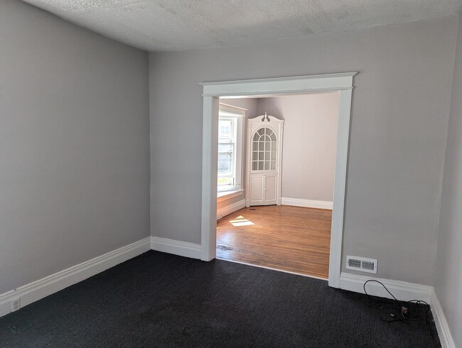 Building Photo - Newly Renovated 4 Bedroom House