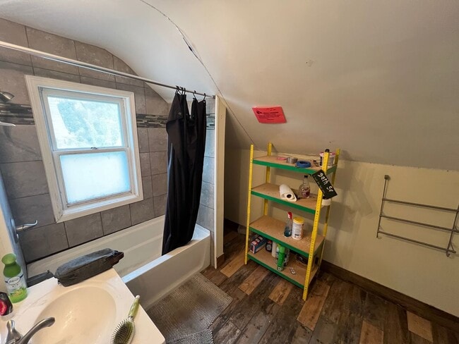 Building Photo - Spacious 5-Bedroom Home for Rent