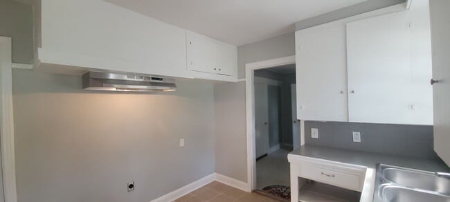 Building Photo - Beautiful 3 bedroom/1.5 bathroom house wit...