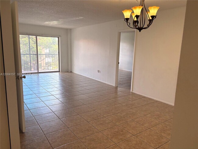 Building Photo - 4168 Inverrary Dr